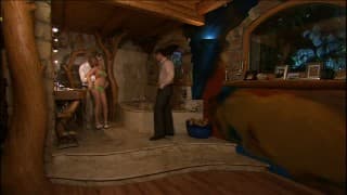 Tasmine Gold se fait prendre dans la salle de bain par deux pervers en rut!